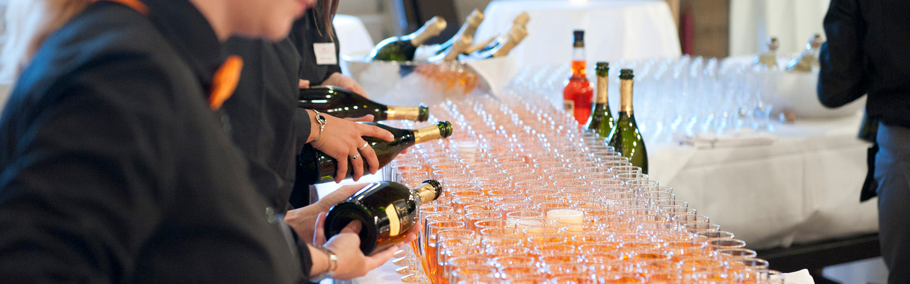 Collaboratrices servant du champagne